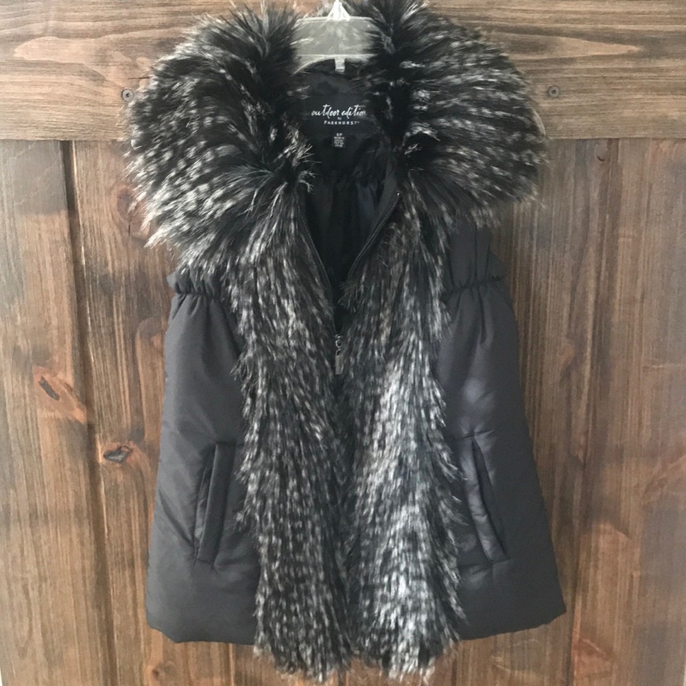 EUC Parkhurst black vest w/black faux fur collar